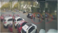 Vídeo: motorista atira no chão e chuta homem em situação de rua