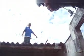 Homem defeca em abrigo desativado e acaba preso por desacato. Vídeo
