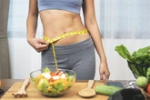 Cintura fina: 3 sucos naturais que ajudam a queimar gordura abdominal