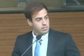 Vídeo: filho de ex-ministro ataca Moraes e joga Constituição no chão