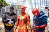 Enem: Batman, Flash e Homem-Aranha se atrasam e dão de cara com portão fechado