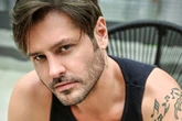 Dado Dolabella faz a fila andar e aparece com loira misteriosa