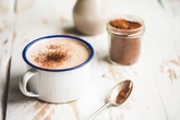 Chocolate quente com canela: cremoso, intenso e bonito