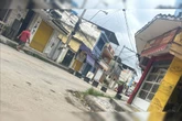 Com barricadas, CV isola moradores e ameaça: “Se tirar, leva bala”