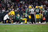 Vídeo: jogador da NFL vomita na bola em partida entre Packers e Colts