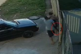 Vídeo: mulher é agarrada pelo cabelo por ex e ameaçada com escopeta