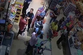 Jovem diz que PM tomou seu iPhone 13 e quebrou no engate da viatura