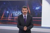 Repórter afastado por agredir colega retorna como apresentador