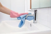 3 receitas caseiras para remover calcário de torneira e vaso sanitário