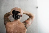 Especialista explica por que não é indicado tomar banho descalço