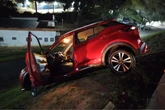 Mulher é resgatada de carro prestes a despencar de barranco em MG