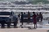 Carro vai parar dentro do mar em praia de Bombinhas (SC). Vídeo