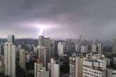 Cidade de SP tem mais de 156 mil imóveis sem energia após forte chuva