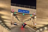 Destemido, motorista dá “rolê” dentro de túnel com carro sobre 2 rodas