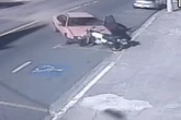 Homens morrem após carro desgovernado jogar moto em cartório. Veja