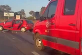 Mulher fica presa em ferragens após colisão entre carro e ônibus no DF