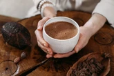 Chocolate quente com creme: aposte na bebida cremosa para esse frio