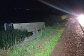 Ônibus com cerca de 20 pessoas tomba em rodovia no PR e deixa feridos