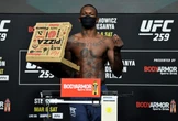 Adesanya tira onda e leva caixa de pizza para pesagem do UFC 259