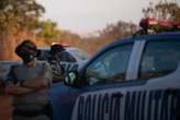 Caso Lázaro: estrada é bloqueada e mais cães chegam em área de chácara