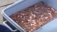 Pai joga 80 mil moedas em gramado para pagar pensão da filha