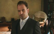 Jonny Lee Miller é confirmado na 5ª temporada de The Crown