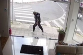 Vídeo: suspeito de matar ex-namorada grávida corre após o crime em SC