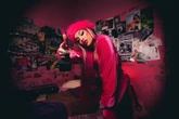Gloria Groove mistura Gaga, Tatá Werneck e Olivia Rodrigo em Bonekinha