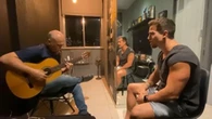 Pai toca violão com filho em último post de empresário morto no Leblon