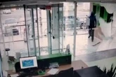 Vídeo: homem atira contra vidraça em assalto a agência bancária em SC