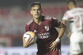 São Paulo disputa Borré com Palmeiras e Crespo é trunfo na negociação