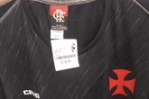 Mais unidos que nunca: loja vende camisa do Vasco com etiqueta do Fla