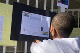 Criança hostilizada por sugerir tema LGBT é acompanhada por psicólogos