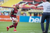Gabigol e Arrascaeta preocupam e Flamengo priorizará preparo físico