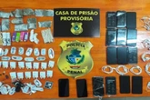 Homem é preso ao tentar entrar rastejando com drogas em prisão goiana
