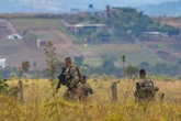 Antes de atirar na polícia, psicopata escondeu reféns sob folhas