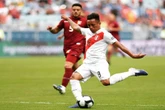 Meia do Peru é flagrado em festa clandestina e não enfrenta o Brasil