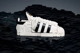 Adidas e Lego relançam clássico tênis Superstar com elementos lúdicos