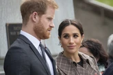 Após polêmicas, Meghan acompanhará Harry no Reino Unido, afirma fonte