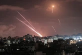 Israel ataca Faixa de Gaza em resposta a balões incendiários