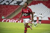 Soberano, Flamengo vence Coxa no Maracanã e está nas oitavas da Copa