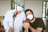 Caco Ciocler entrega rosas a enfermeiras ao ser vacinado contra Covid-19