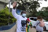 Refugiada que diz ter sido acusada injustamente sai da prisão