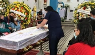 Velório de padre vítima da Covid tem caixão aberto e aglomeração; veja