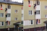 Corrente humana salva crianças de incêndio na Rússia. Veja vídeo