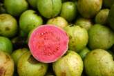 Pode comer goiaba todos os dias? Veja quais são os benefícios da fruta