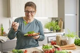 Nutri e personal trainer elegem as 3 melhores dietas para mulheres 50+