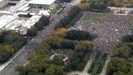 Usa, migliaia di persone si radunano per le proteste anti Trump a Chicago: le immagini dall'alto