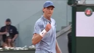 Roland-Garros, in un minuto la lezione di tennis di Sinner al francese wild card Tabur