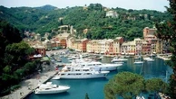 Portofino vietata ai mendicanti, stop anche agli spuntini seduti per terra per tutelare il turismo